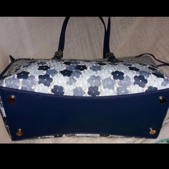 SOLD Michael Kors Signature Voyager tote - Picture 3 of 7